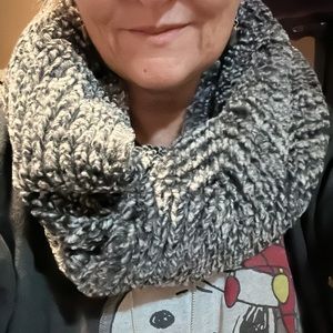 Gorgeous plush faux fur infinity scarf by Madison 88; black, white & gray - EUC!